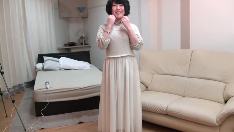 Japan Lust: 그녀는 장난감을 사랑하지만 그의 자지를 더 좋아해