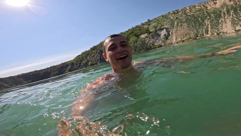 HotPrincessUA: Nue dans une journée ludique dans l’eau bleue avec mon...