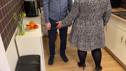 OurFetishLife: Meine schwiegermutter half mir beim pinkeln, dann lutschte sie meinen...