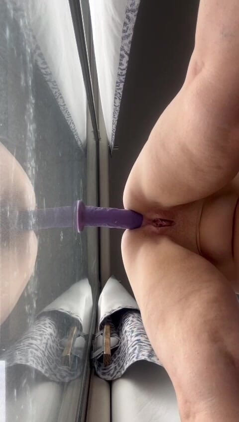 Lana Riley: Polvo anal duro en la ventana