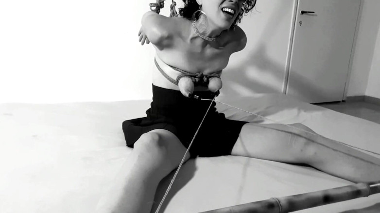 Bdsmlovers91: Рухайтеся, якщо хочете: бондаж цицьок з її сосками, затиснутими пальцями ніг