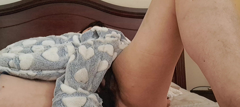 Mommy big hairy pussy: Masturbándose el clítoris con un vibrador hasta el orgasmo