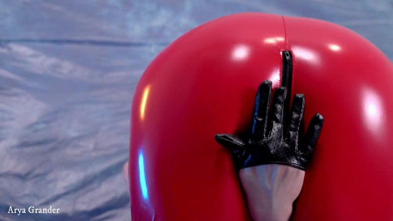 Arya Grander: Calda provocazione in pvc, bellissimo video fetish. Padrona in abito...