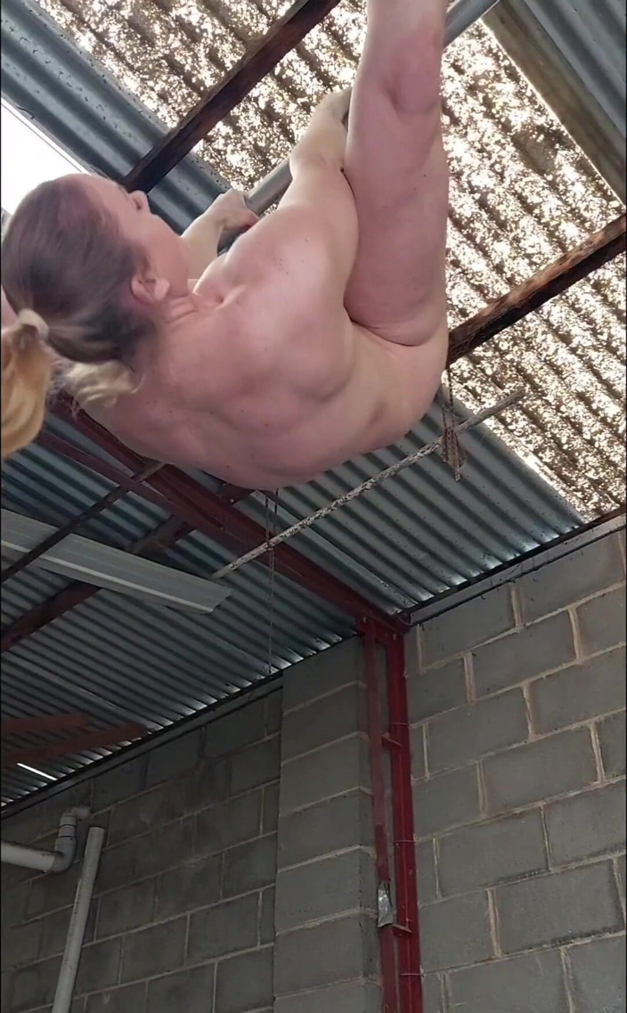 Michellexm: Acrobática desnuda en mi barra de tiro, straddle invertido (invertido hacia...