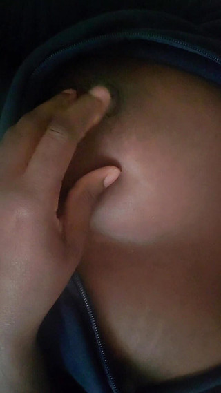 Roseblue2: Elle se caresse les seins