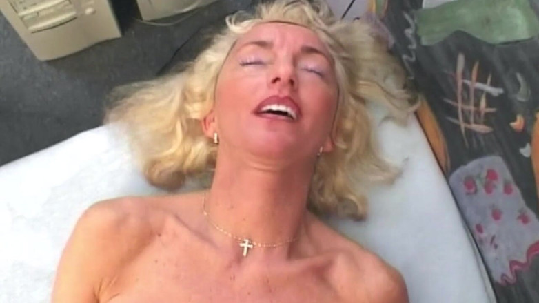 German bitch hunter: Blondă matură face sex oral adânc în gât cu pulă mare și...