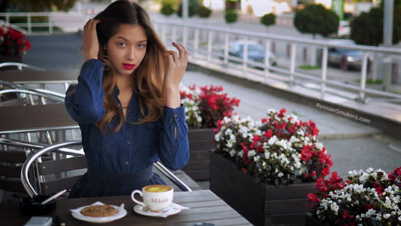 Russian Smokers: Si cantik rusia magnetik lagi asik mainin asap rokok