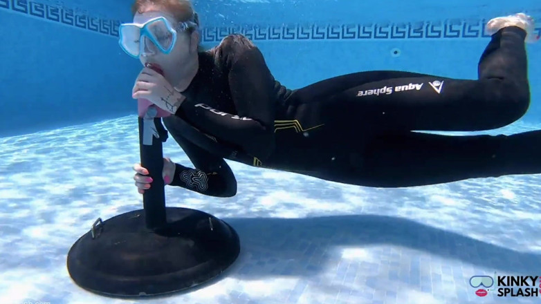 UKCuteGirl Lucy Lauren: Underwater Blowjob Challenge - Gagging on My Sinking Dildo