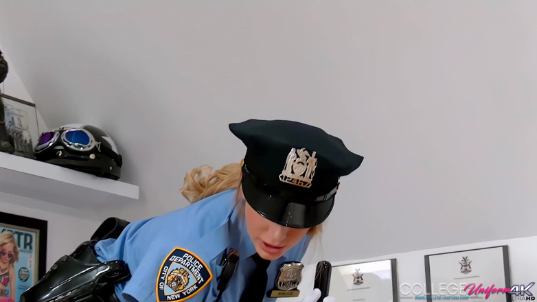 College Uniform: Polis buruk yang menampilkan Danielle Maye