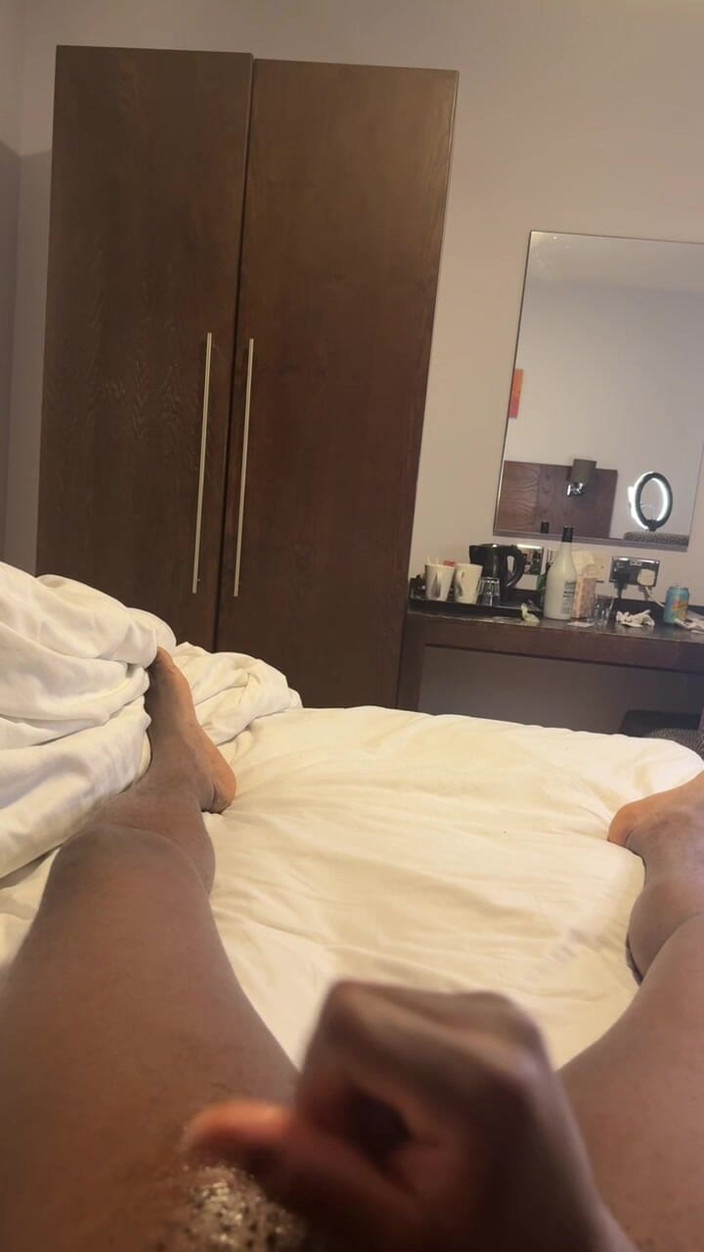Nofaceguy09: Am futut un străin în camera ei de hotel