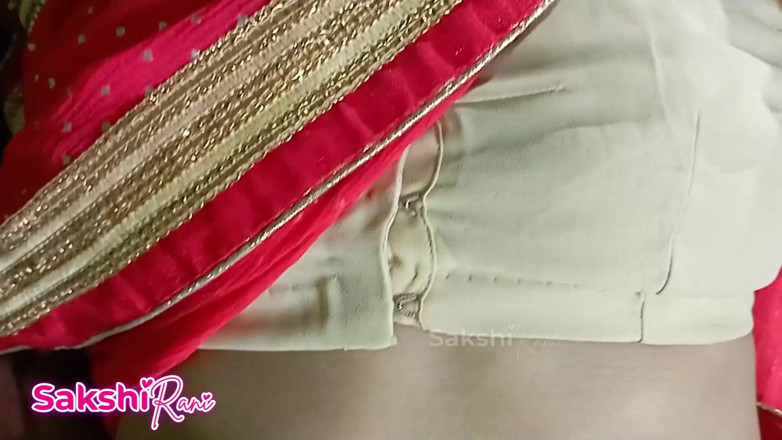 sakshi_raniii: Mẹ kế Ấn Độ thay quần áo đụ con trai riêng trong saree