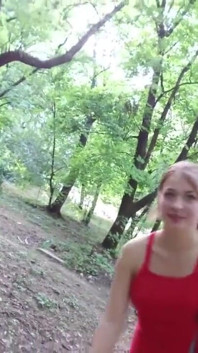 Misha Maver se fait baiser par derrière dans les bois par Christian Clay