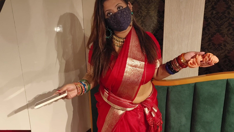 IndianMyra07: La matrigna indiana ha sorpreso il figliastro a masturbarsi con...