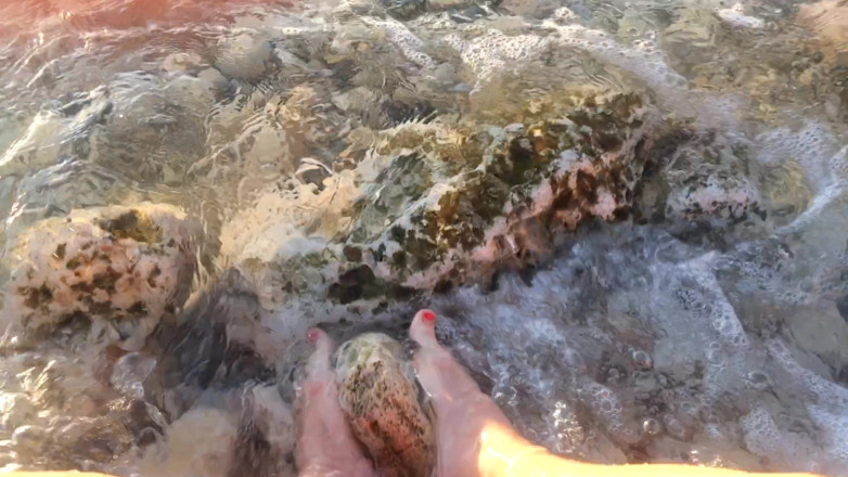 Risky Hairy Couple: Meus pés no mar sobre as pedras