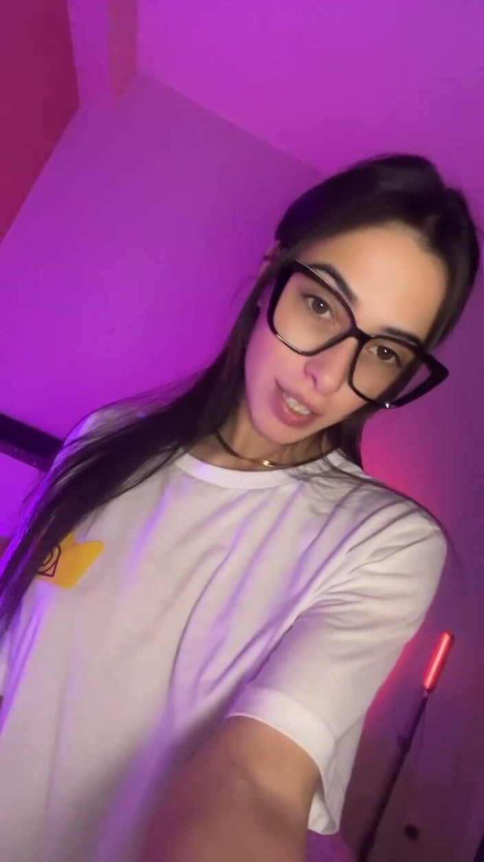 Fans of Sofia Sweetsecrett: Широка футболка, музика і провокація