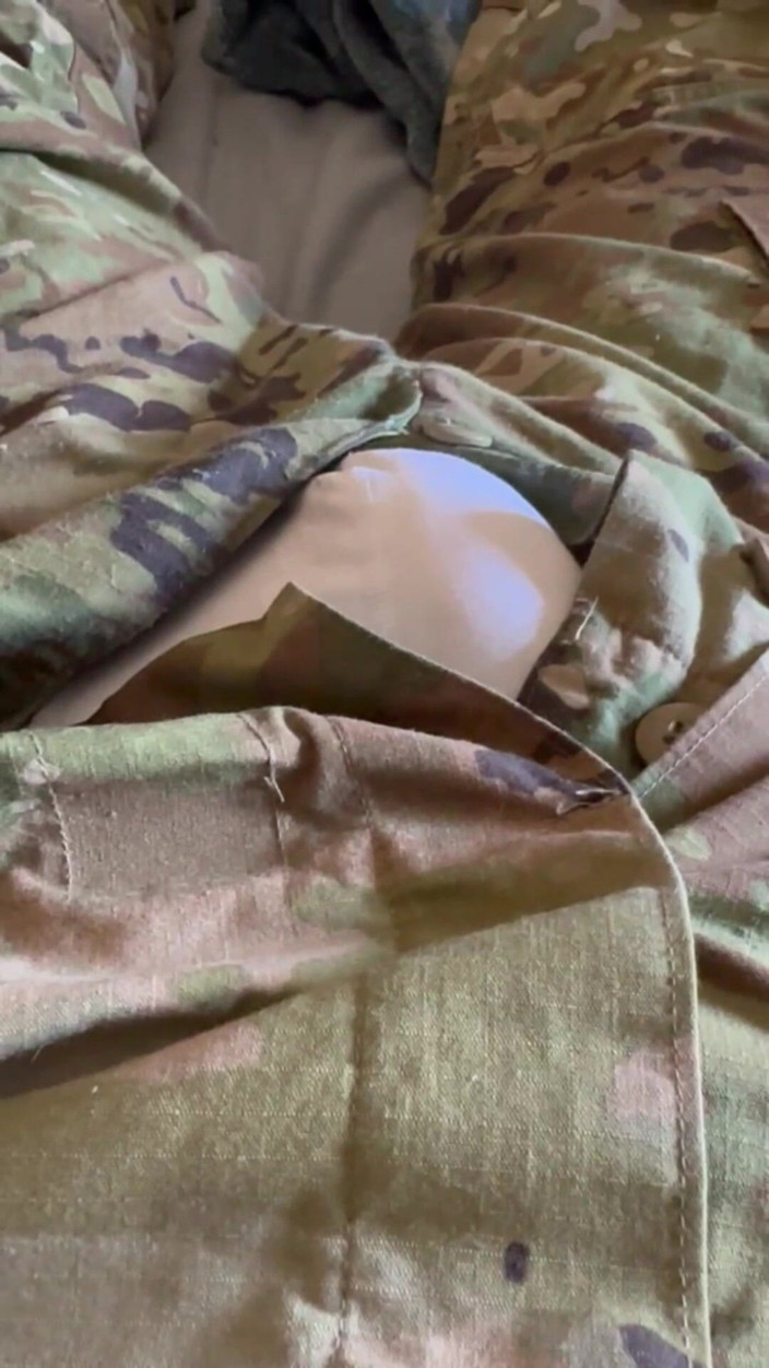 Army Specialist: Armeespezialist wichst in uniform und leckt Precum in seinen Unterungen