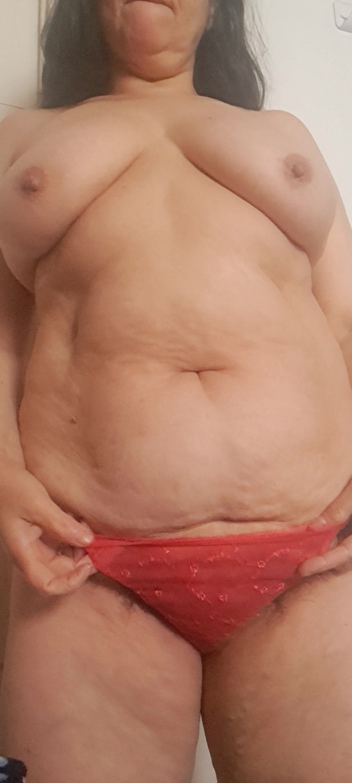 Mommy big hairy pussy: Con mutandine rosse