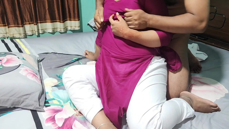 Banglavabi02: सौतेली बहन अपने प्रेमी के साथ फिल्म देखते हुए पकड़ी गई और चुदाई की भाग 2