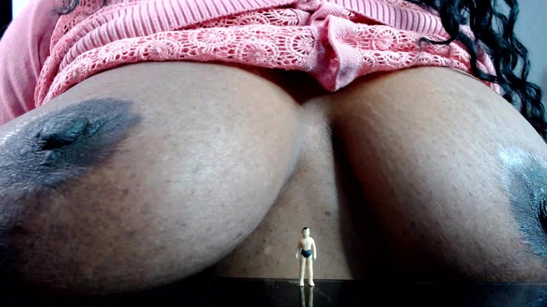 Maeling: Comparación de pechos gigantes de hombre macro - ébano giganta Mael