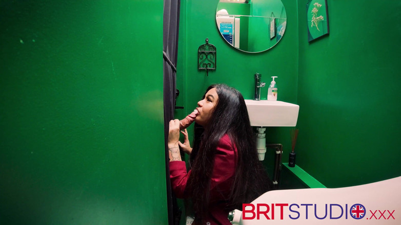 Brit Studio: Menina asiática chupa pau no gloryhole