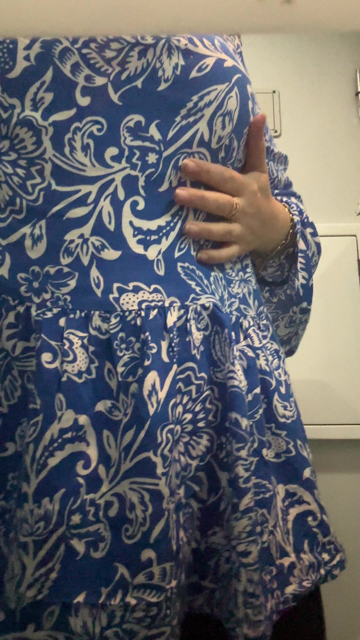LarisaCum: 你想在哪里操我？我穿着漂亮的礼服，我在火车上的公共厕所里！