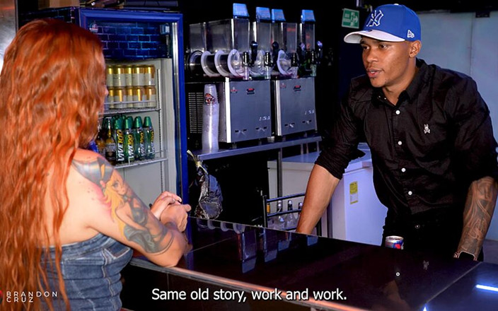 BrandonCruz82: Barman faz sexo arriscado no trabalho com uma garota com...