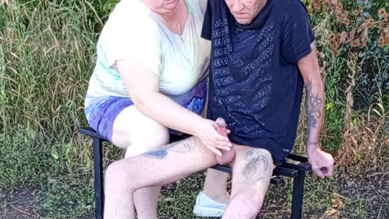 Zona901: Vecina chupa mi polla en el parque en un banco...