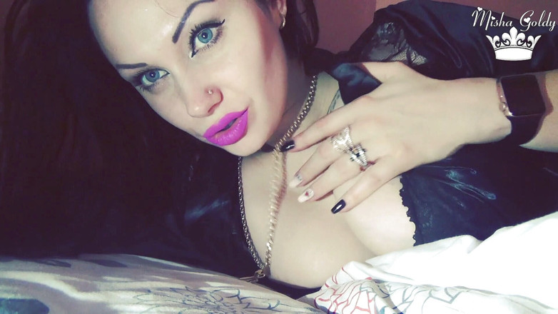 Goddess Misha Goldy: Besos y lamidas moradas