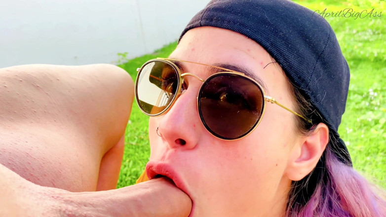 April BigAss: Chica gamer se la follan en la garganta, el coño...