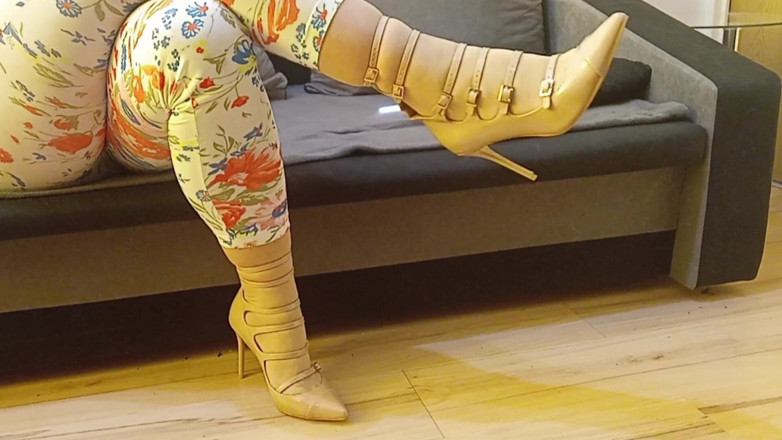 High Heels Kingdom: Кроссдрессер болтает в сексуальных обнаженных заостренных пальцах, страпоном на высоких каблуках