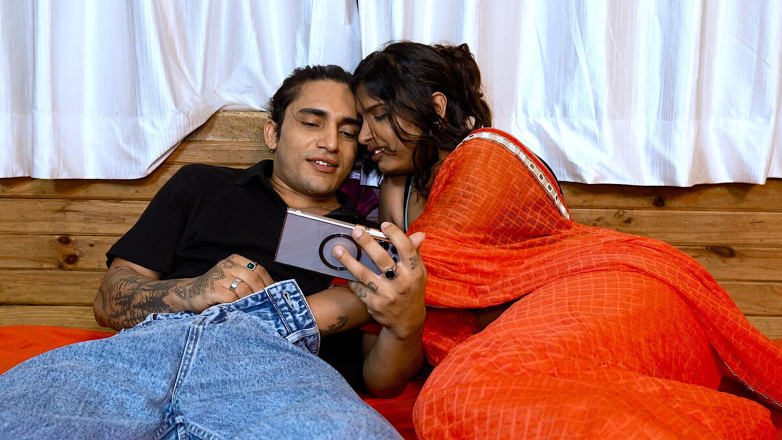 Aaka: Pareja india se pone cachonda viendo porno juntos y sexo...
