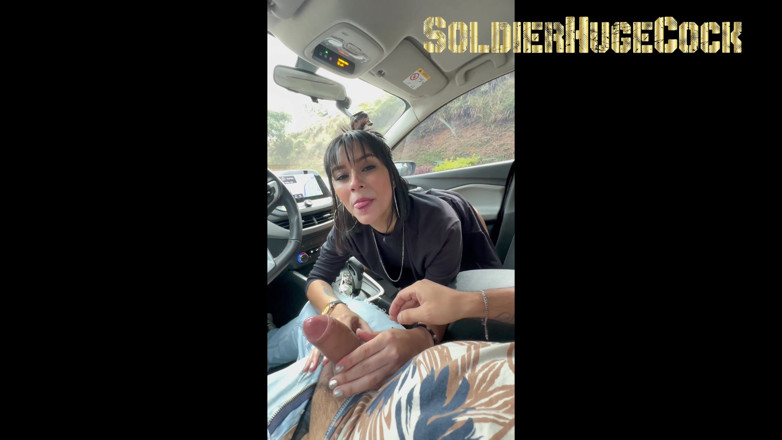 SoldierHugeCock: 我带她回家，她通过吮吸我的鸡巴来支付我的报酬