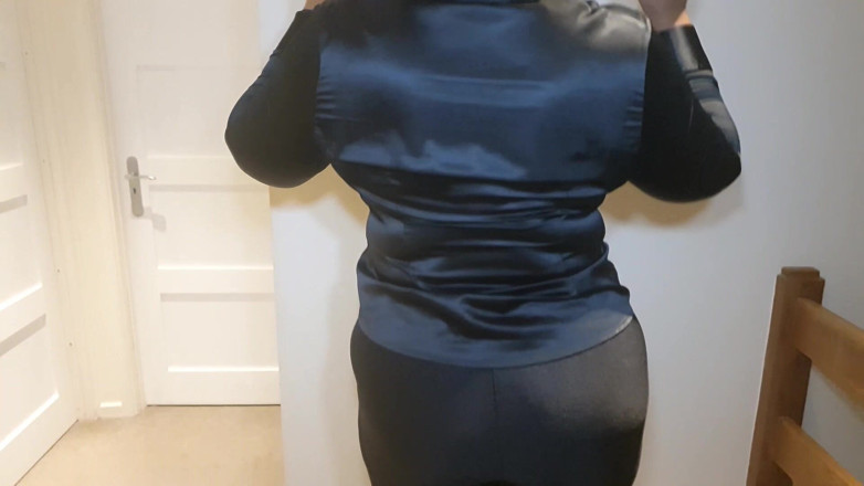 Slutty Ms B: Leggings lucidi e bondage in camicetta di raso