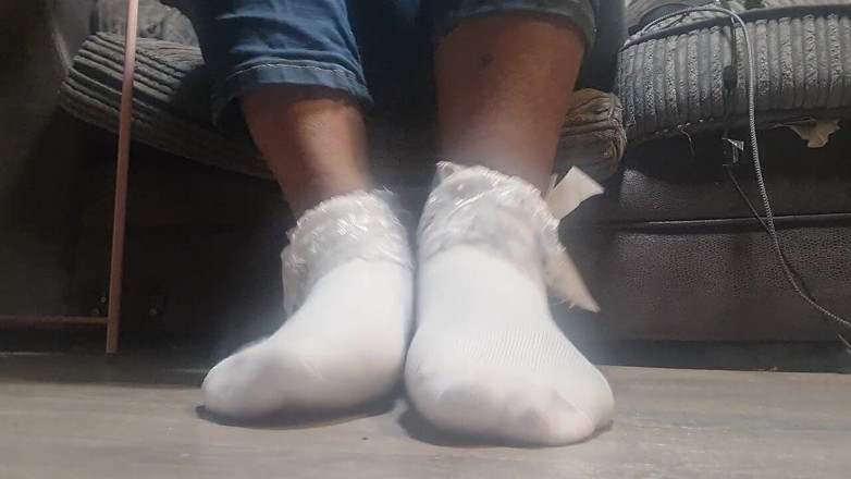 Simp to my ebony feet: i miei bei calzini bianchi
