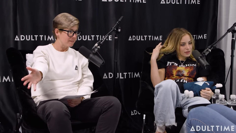 Adult Time Podcast: Gizelle Blanco &amp; Anna Claire Clouds Pheromones, Sforbiciata e il Cespuglio |...