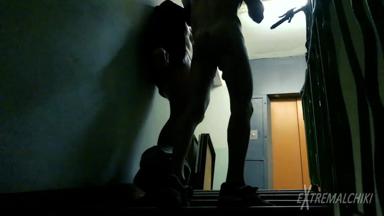 Extremalchiki: Dormitorio area comune sesso gay