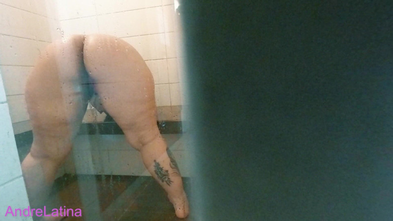 Gatita latina: Elle se masturbe quand elle est excitée