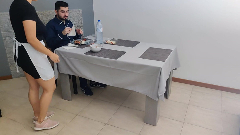 Miss Squirting: Kellnerin mit sahniger muschi bekommt einen internen cumshot unter dem...