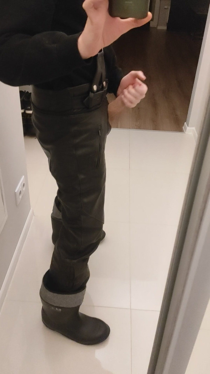 Gayfucker25: Lelaki tentera gay berkongkek. Saya dalam but getah dan seluar...