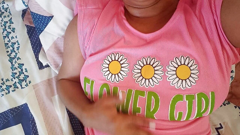 PATY PATY: Esposa!! Ela coloca os dedos na vagina e recebe leite...