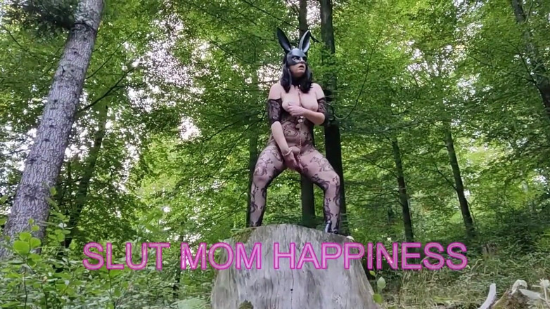 Toilet Mommy: Cosplay Hot Mature i en bodysuit och kaninmask onanerar tills...
