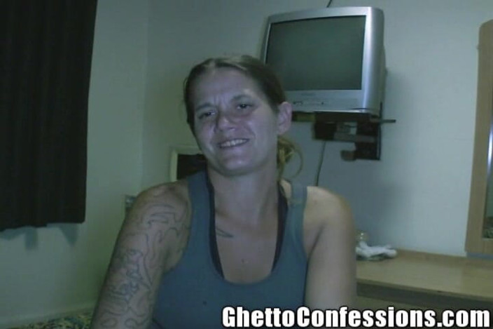 Ghetto Confessions: Une brune excitée avec une bite dans les mains taille...