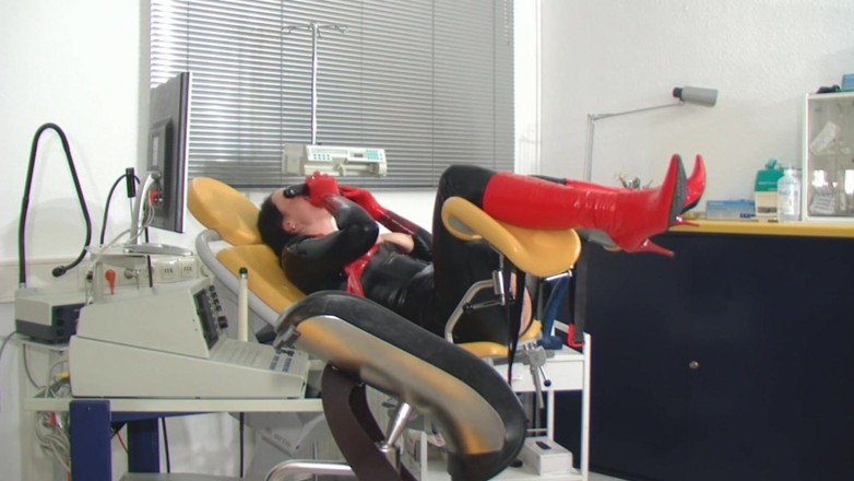 Rubber & Clinic Studio - 1ATOYS: Masturbasi anal dan kencing di mulut di karet