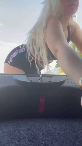 Lizze21: いたずらなデイジーは彼女の車のおっぱいを揺らして掃除機をかけます!!