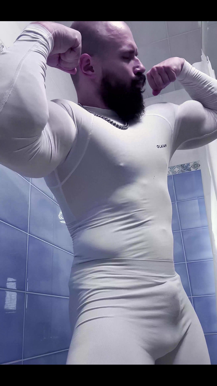 Mister Stone: Kijk naar die dikke spieren in spandex!