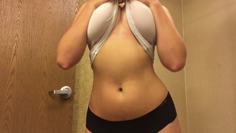 AlexSinner: Une ado à forte poitrine se caresse les seins avec de...
