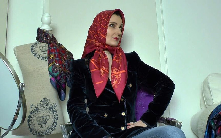 Lady Victoria Valente: Ejaculare din mătase cu blazerul de catifea albastru închis