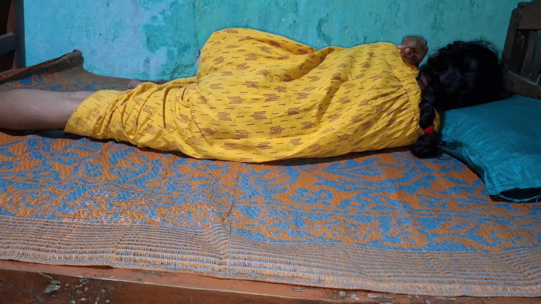 Sumaj: bhaartiy desi bhaabhi larkon ko chod rahi hai