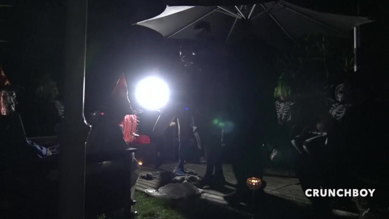 BAREBACK PORN SPY CAM: Amateur cam zonder condoom geneukt 's nachts voor Halloween