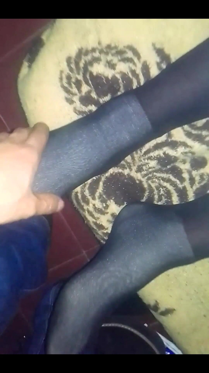 Fitcure1: Me quito los zapatos y le tomo las piernas.